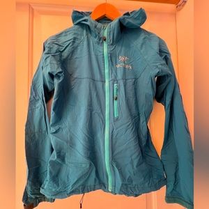 Arc’teryx blue windbreaker size small